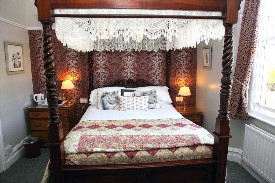 Room 3 - four poster bedroom
