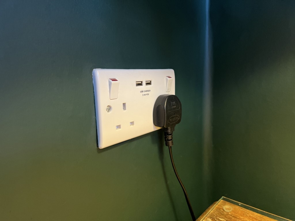2 x power and 2 x USB each side of the bed