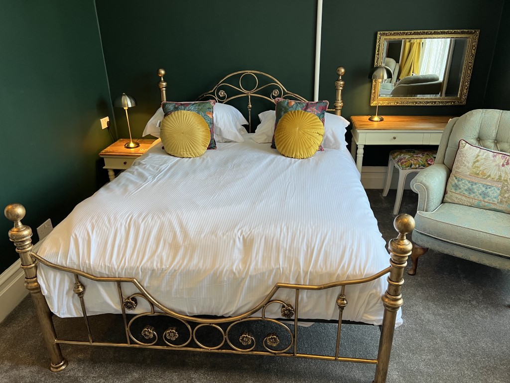 Bed and dressing table/mirror